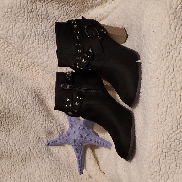 Shoes - 💥BLACK STUDDED STRAPPY BOOTS